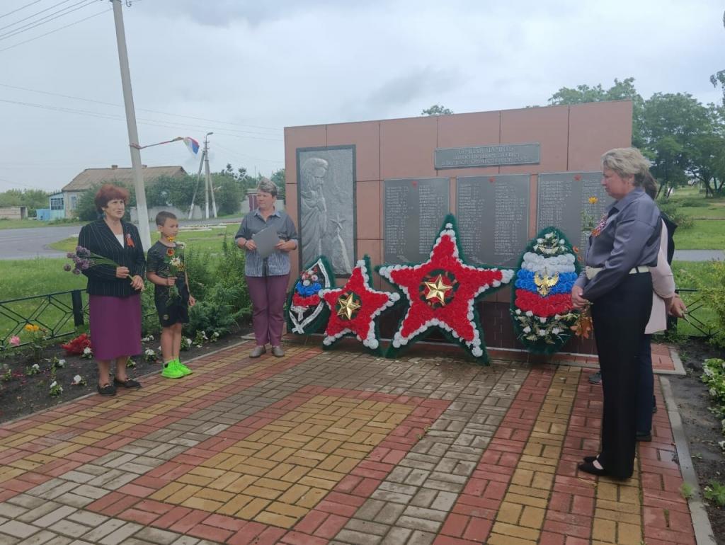 Ветераны вместе с молодежью возлагают цветы к памятникам павших воинов в ВОВ
