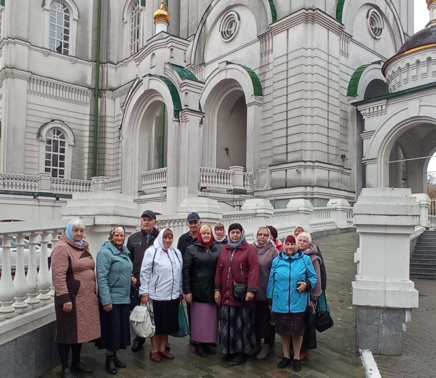 наши ветераны у кафедрального Благовещенского  собора в Воронеже